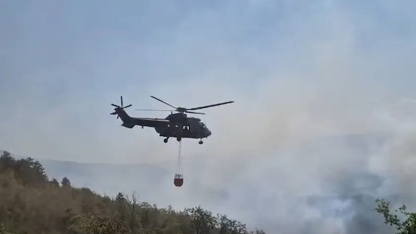 Sırbistan'da yangınlar devam ediyor Yağmur olmasına rağmen Stolovi hala yanıyor, Deliblatska Peščara'da helikopterler uçuyor.