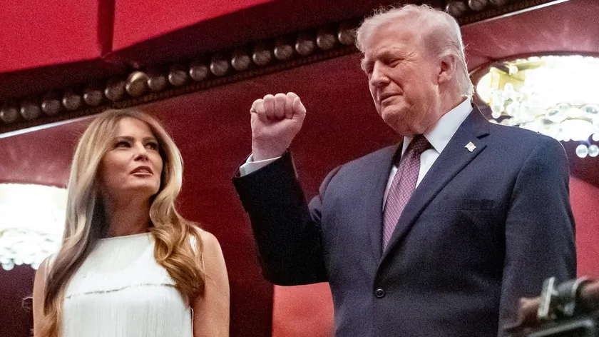 Amerikalı sunucu John Stewart Trump'ı Epstein belgeleri konusunda eleştirdi