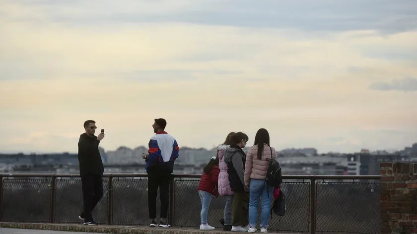 Sırbistan'da Belgradlı Adamın Ailesi Nedeniyle Evlilik Teklifinin Sosyal Medyada Büyük Yankı Bulması