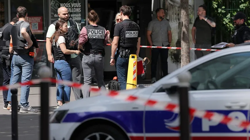 Paris'te korkunç bir saldırı! Üç kadın, bunların arasında hamile biri de dahil olmak üzere, sokakta bıçaklandı.
