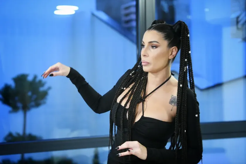 Sırp şarkıcı Mia Borisavljević'in yeni şarkısı aldatma iddialarını gündeme getirdi