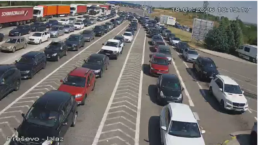 Sınır geçişlerinde yoğunluk Bajakov'ta 7 kilometrelik kuyruk