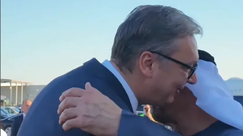 Birleşik Arap Emirlikleri Şehizinin Beograd'da Olduğu ve Vučić'in Onu Resmen Karşıladığı