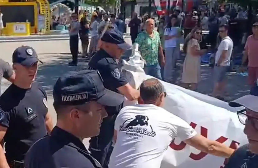 Ekspo karavanı Kruşevac'ta öğrenci protestosuyla karşılandı.