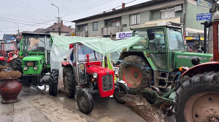 Sırbistan'da çiftçiler bakanın görüşme davetini reddedip yolları bloke etti