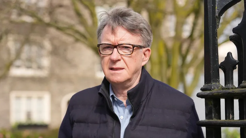 Mandelson Skandalındaki Yeni Gelişmeler İngiltere Başbakanına İstifa Çağrılarını Tetikledi