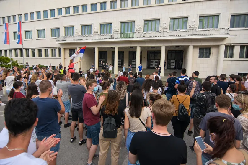 Sırbistan Novi Sad'da abluka altındaki öğrenciler dekanın süreçlere müdahalesini eleştirdi