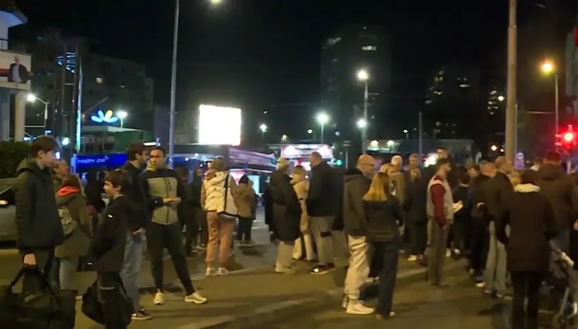 Sırbistan Belgrad'da okul müdürü seçimi nedeniyle veliler sokağı ulaşıma kapattı