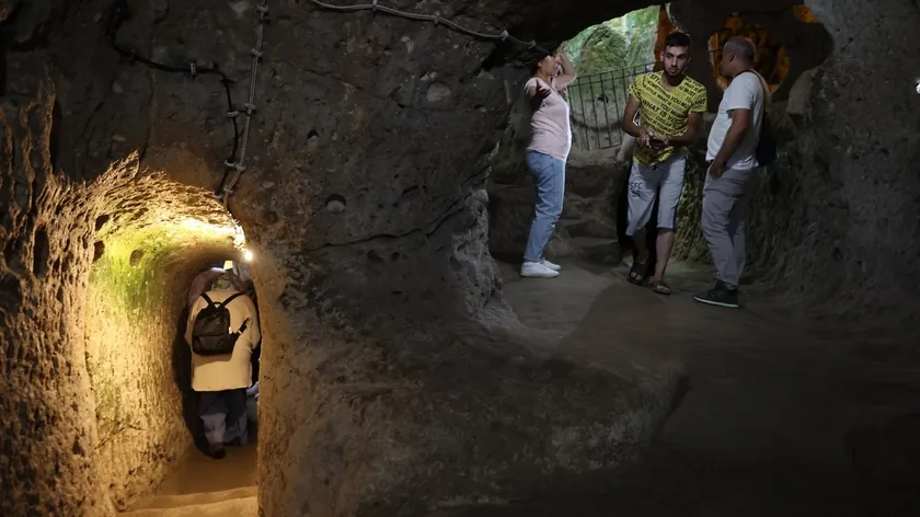 Kokoške bir adamın evinde gizli bir şehir bulmasına sebep oldu!