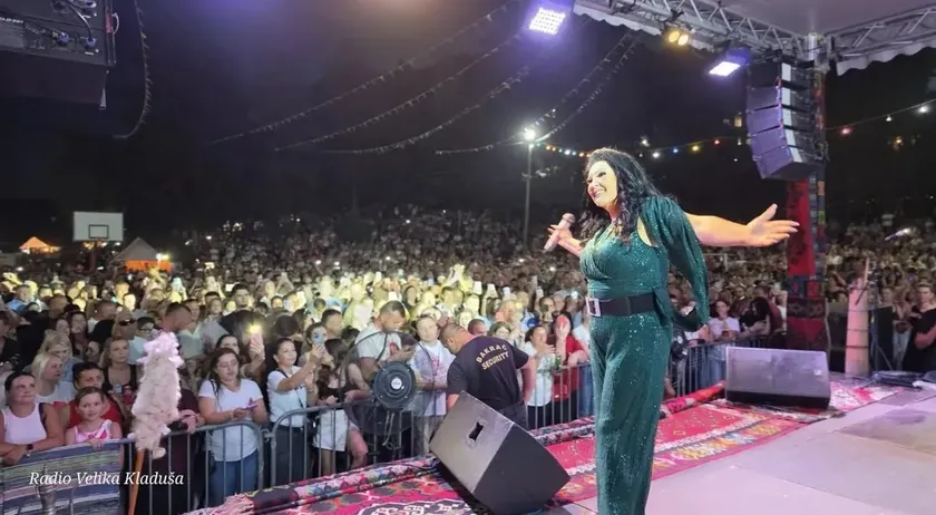 Dragana Mirković'in performansları büyük kalabalıklar topluyor.