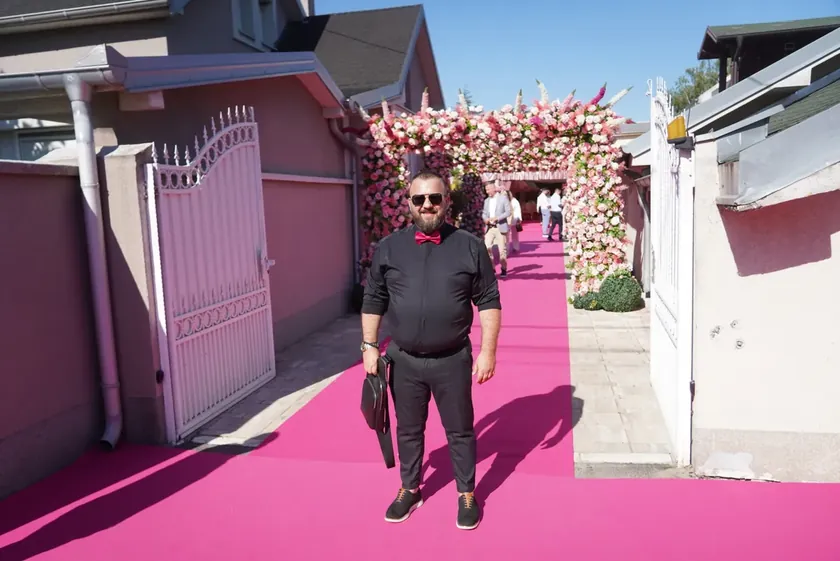 Sırbistan'da Akordeon Sanatçısı Radivojević, Şarkıcı Prijović'in Roman Düğünlerinde Sahne Almayacağını Açıkladı