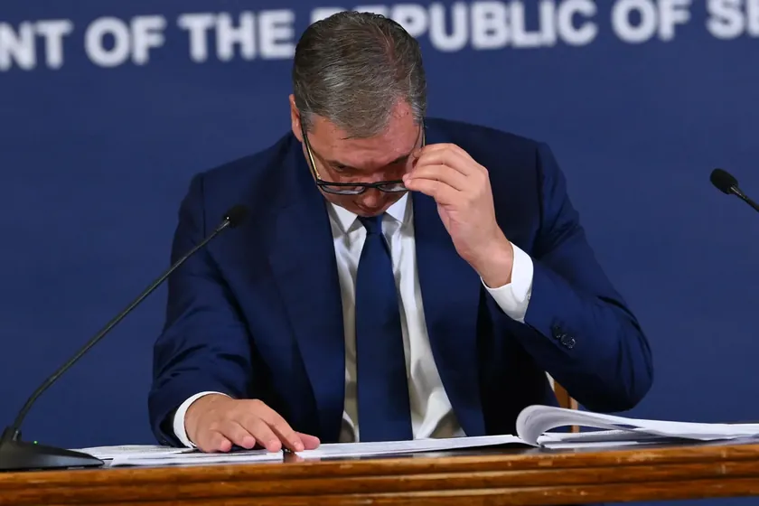 Sırbistan Cumhurbaşkanı Aleksandar Vučić'in yasaları ihlal edip etmediği belirtilmelidir.