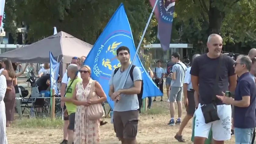 Sırpistan'da öğrenciler ekolojik protesto düzenliyor.