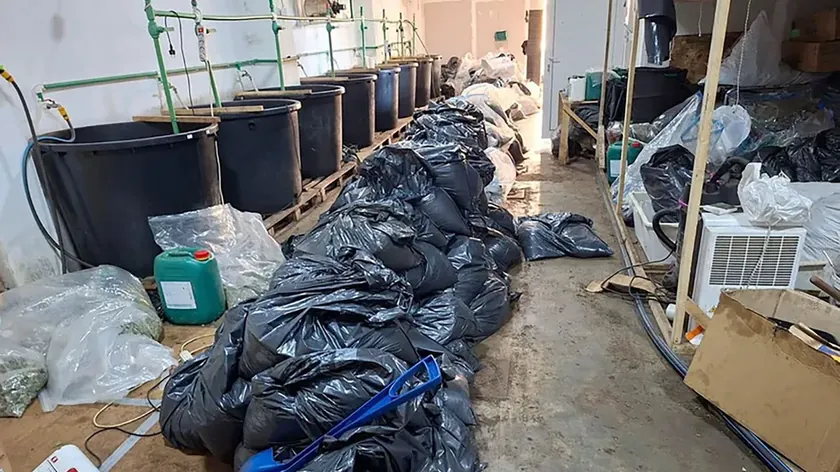 Sırbistan'da Smederev'de bulunan bir kaçak laboratuvarda büyük miktarda uyuşturucu madde ele geçirildi.