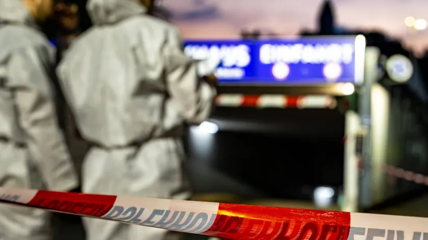 Almanya'da bir milyonerin oğlu mağdurun ailesi tarafından rahatsız edici bir şekilde cezalandırıldı.