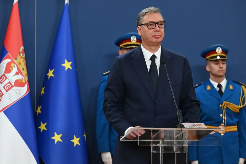 Sırbistan Cumhurbaşkanı Aleksandar Vučić erken parlamento seçimlerinin 25 Ekim'de yapılacağını duyurdu.