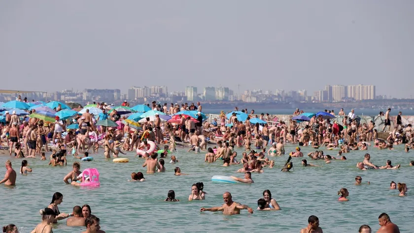Odesada yaz tatili, savaşın gölgesinde geçerken plajlar kalabalık ve sirene çalıyor.