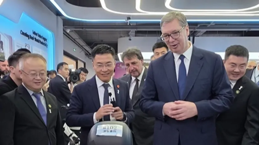 Sırbistan Cumhurbaşkanı Aleksandar Vucic Çin ziyaretinde Moravac oynayan robotlarla karşılandı