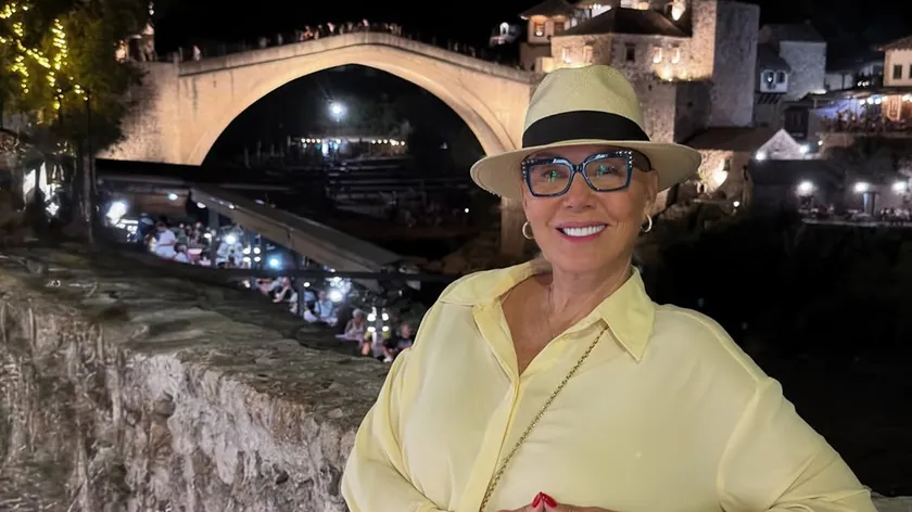 Lepa Brena'nın Mostar'daki eski köprüde poz vermesi