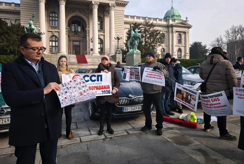 Işıklar Altında "14 Yıllık Çökmüşlük" Sergisi Açıldı