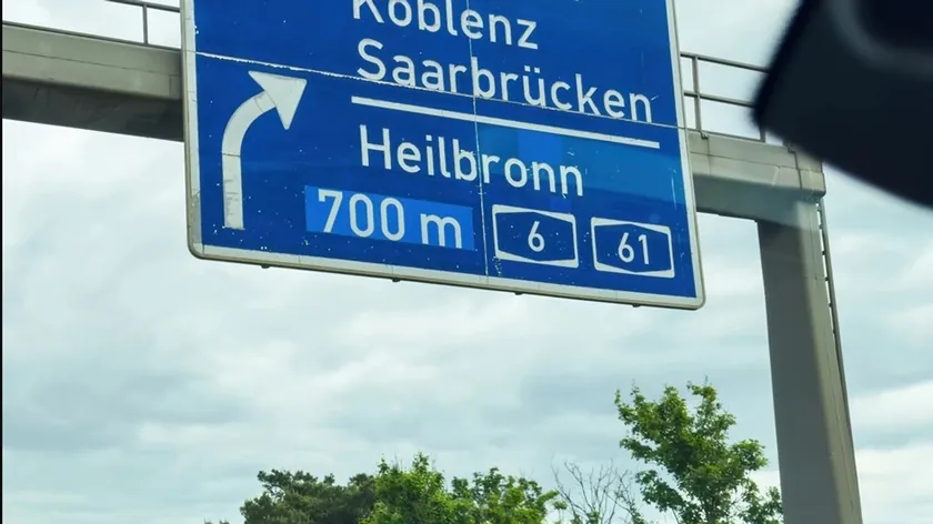 Avrupa Otoyollarındaki İşaretlerdeki Yatay Çizginin Bilinmeyen Özel Anlamı Sürücüleri Yönlendiriyor