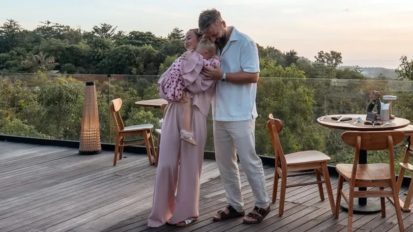 Sırp ünlü çift Adriana Kadar ve Sava Džehverović beşinci yıldönümünü kutluyor.