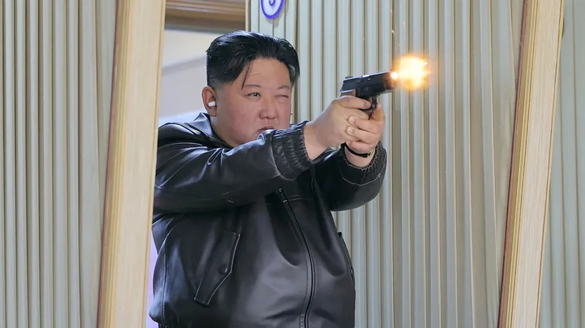 Kuzey Kore Lideri Kim Jong Un Özel Kuvvetler Üssünü Denetledi ve Yeni Silah Testlerini Takip Etti