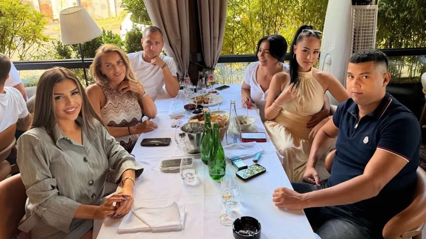 Zlata Petrović'in en sevdiği kişilerle birlikte kutladı Miki, Jovan, Ena vardı ve sebe harika bir gün geçirdi.