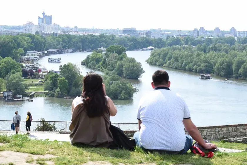 Sırbistan'da bugün ağırlıklı olarak güneşli hava bekleniyor, rüzgar hafif ve orta hızlarda olacak.