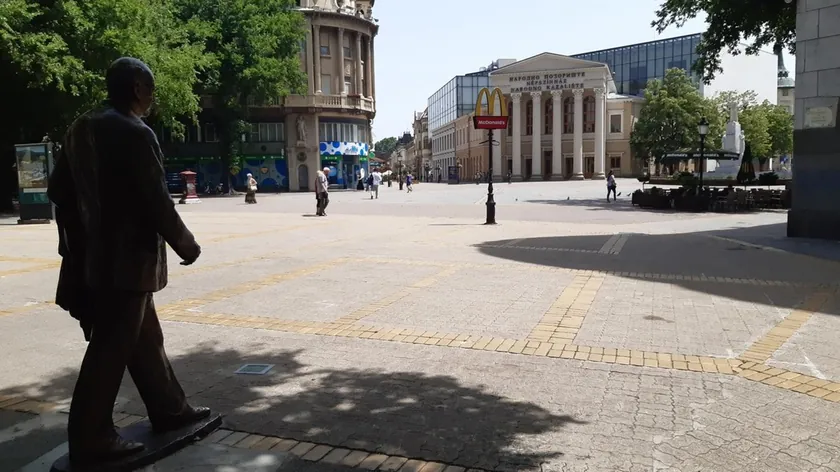 Sırbistan Subotica sokakları Rus Igor'un gitarıyla Metallica sesleriyle canlandı