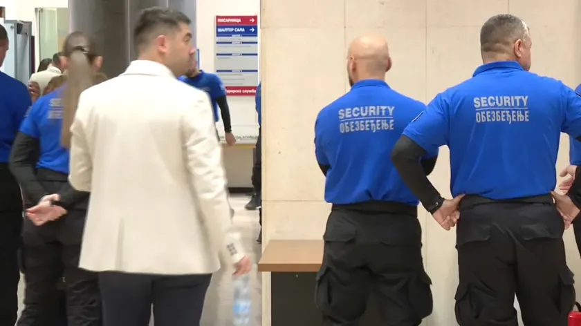 Beograd Belediye Meclisi toplantısına katılımcıların güvenliği için artırılmış önlemler alınmış.