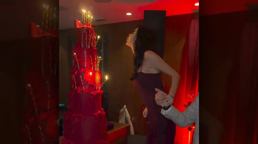 Sırp kaleci eşi Ana Rajković 30. yaş gününü altı katlı pastayla kutladı