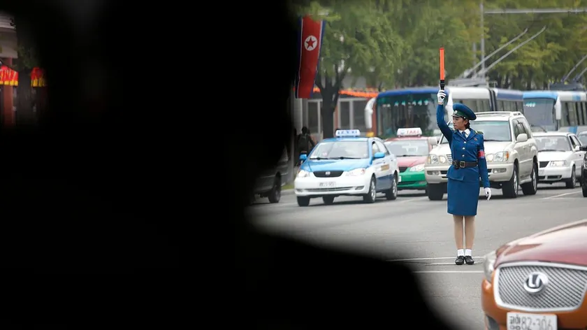 Kuzey Kore, Panmunjom'daki bir objektiğini gizlemek için ekranlar kullanıyor.