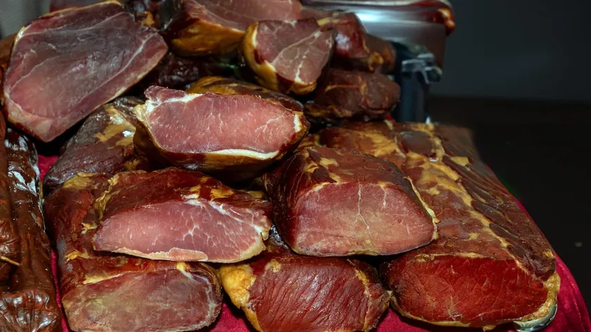 Sırbistan'da bulunan bir prşut fabrikasında 10 ton illegal prşut bulundu.
