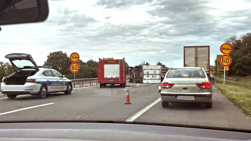 Sırbistan'da Niş yolunda ağır bir trafik kazası meydana geldi, ölüler var kilometrelerce araç kuyrukları oluştu.