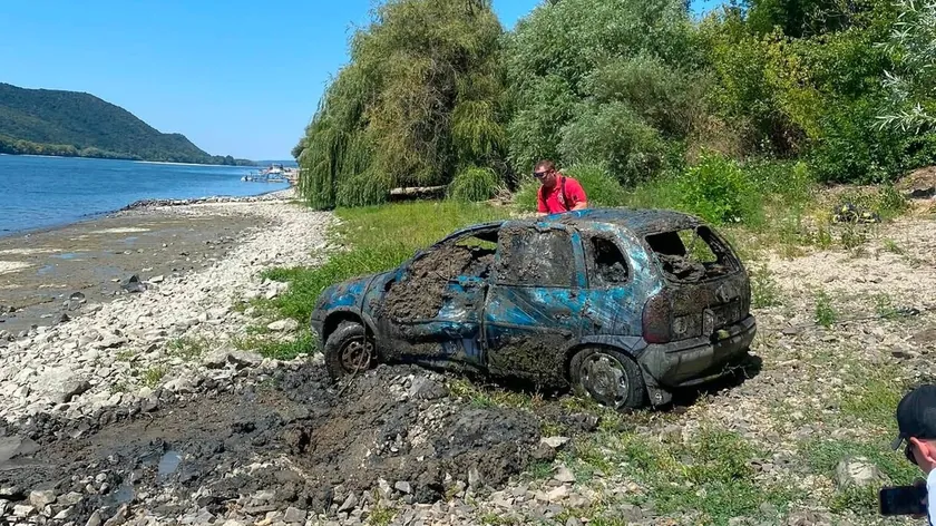 Sırbistan'da 13 yıl önce çalınan bir Opel Corsa aracı, düşük su seviyesinden dolayı Dunay Nehri'nden çıkarıldı.