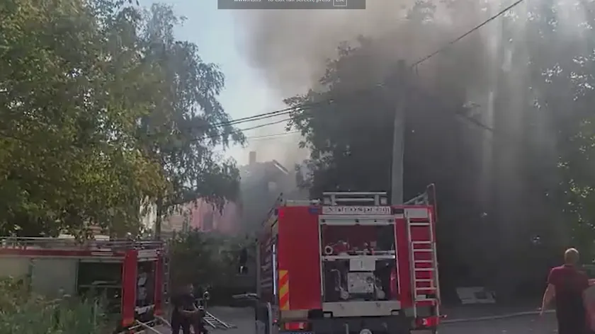 Niška Banja'da bir binada çıkan yangın söndürülüyor.