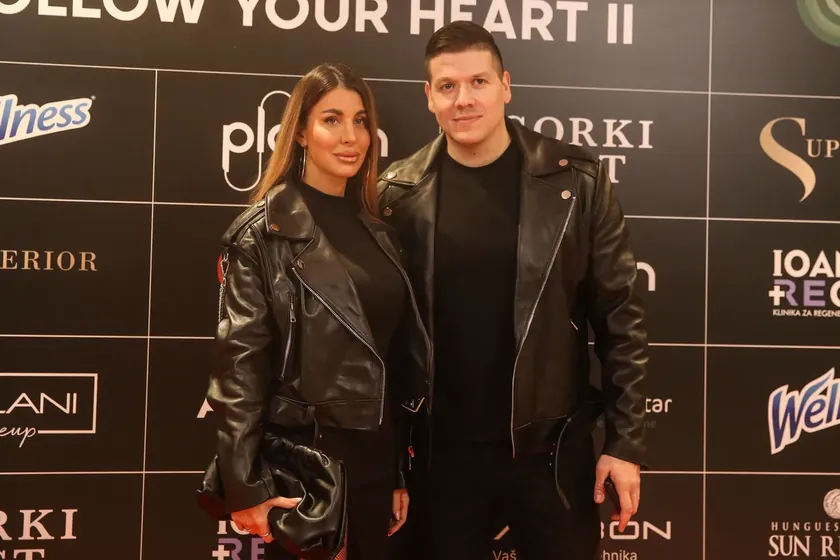 Sırp şarkıcı Sloba Radanović'in eşi Jelena Maldivler tatilinde ilgi odağı oldu