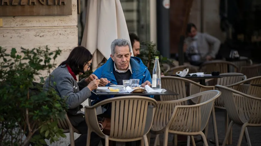 Sırp bir kadın, kayınbabasının başka bir kadınla ilişki yaşadığını fark ettiğinde yaşadığı zorlu durumu anlattı.