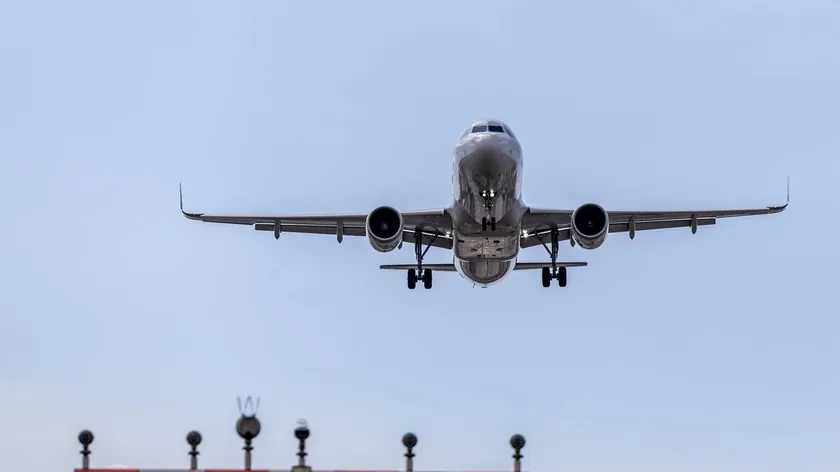 Bir Amerikan Airlines uçuşunda yolcu çıplak olarak hareket etti ve polis tarafından Miami'ye inişten sonra gözaltına alındı.