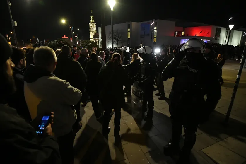 Novi Sad'daki protesto şiddeti sonrası faillerin tespiti için polise talimat verildi.