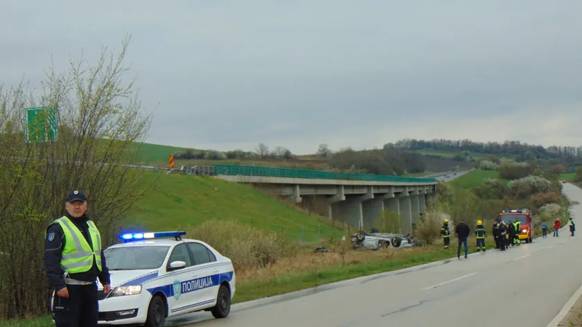 Sırbistan'da yolculara trafik cezaları uygulanıyor ve alkollü bir yolcu tehlike yarattı