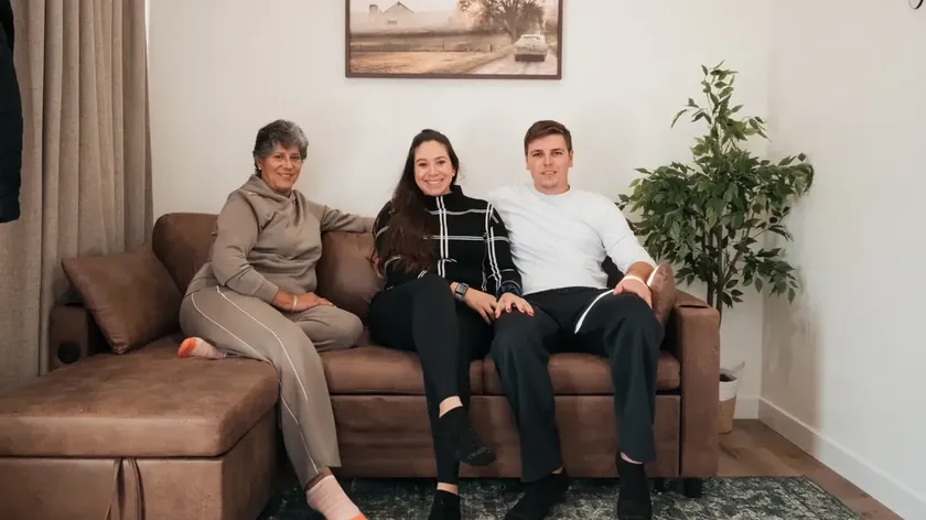 Aile kayınvalideleri için bahçelerine 30 bin dolara ev inşa etti.