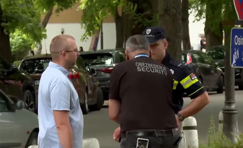 Sırbistan'ın Kula kentinde meclis oturumu öncesi gazeteciler engellendi, polis tepkisiz kaldı.
