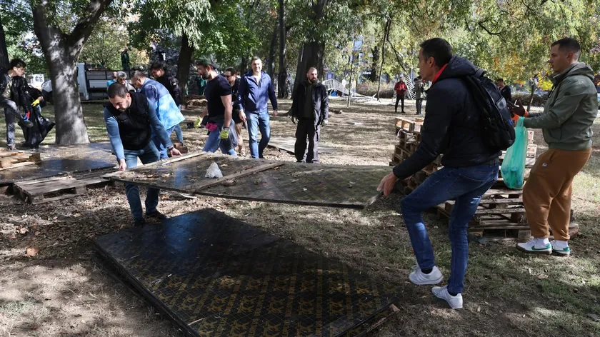Pionirski park'ta çadırların kaldırılması için temizlik eylemi başlatıldı