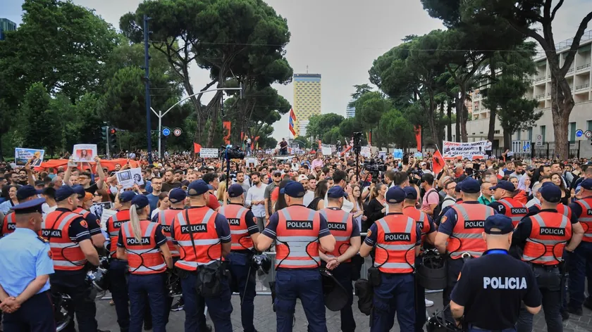 Arnavutluk'ta Protestocular Edi Rama Hükümetinin İstifasını ve Geçiş Hükümeti Kurulmasını Talep Ediyor