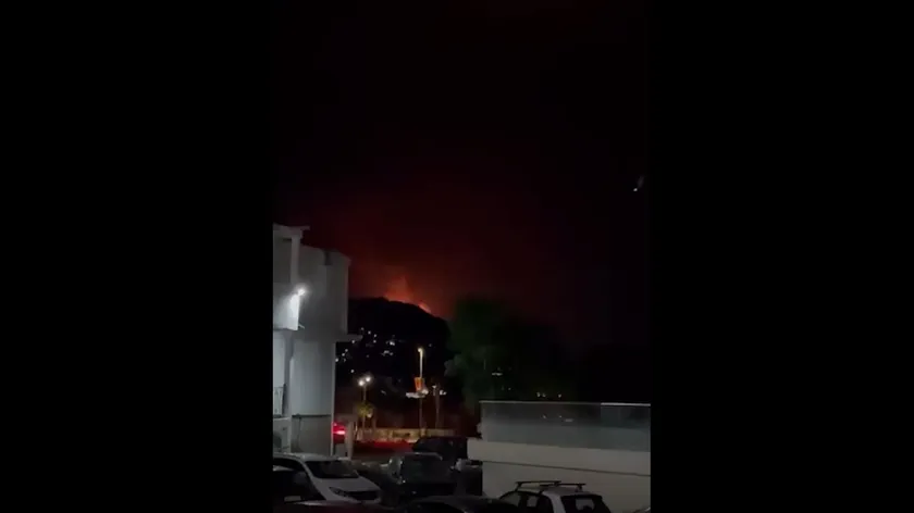 Sutomor'da büyük bir yangın İtfaiye güçleri yangınla mücadele ediyor.