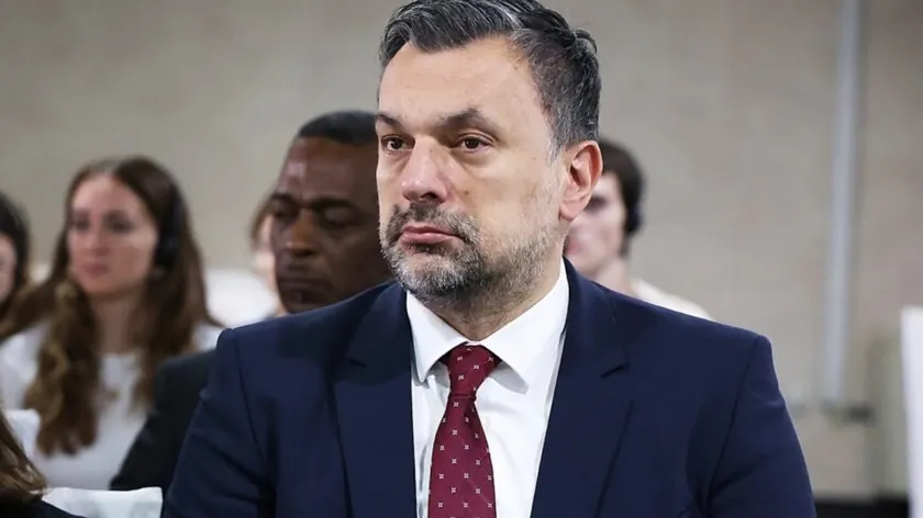 Konaković, iki Sırp diplomatı görevden aldı.