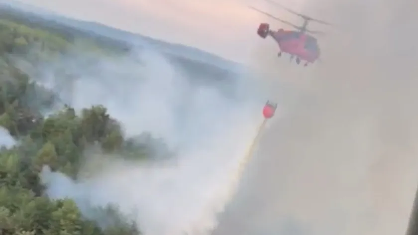 Sırbistan'da Deliblatska peščara'da çıkan yangının söndürülmesi için helikopterlerle yapılan çalışmalarla ilgili dramatik görüntüler ortaya çıktı.