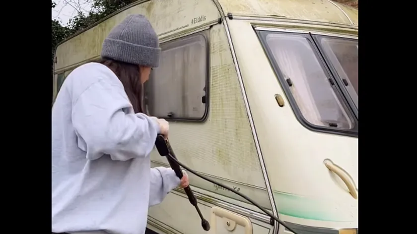 Eski Karavanı Kendi İmkanlarıyla Dönüştürerek Ailesine Mükemmel Bir Yuva Oluşturdu